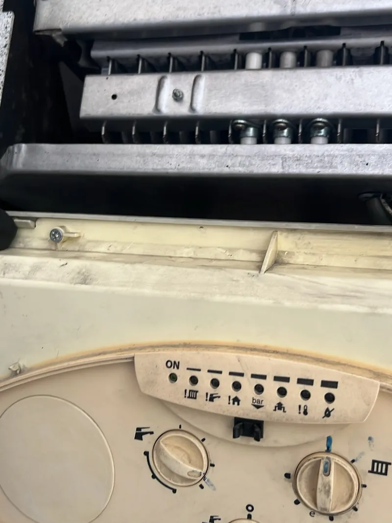 Kombi ön kapağı açık, brülör şeridi görünümde