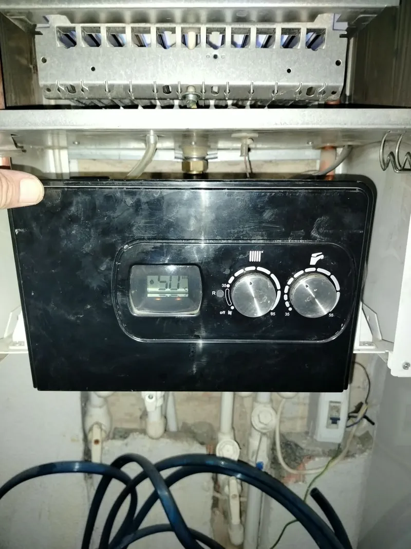 Kombi kontrol paneli ve tesisat bağlantıları